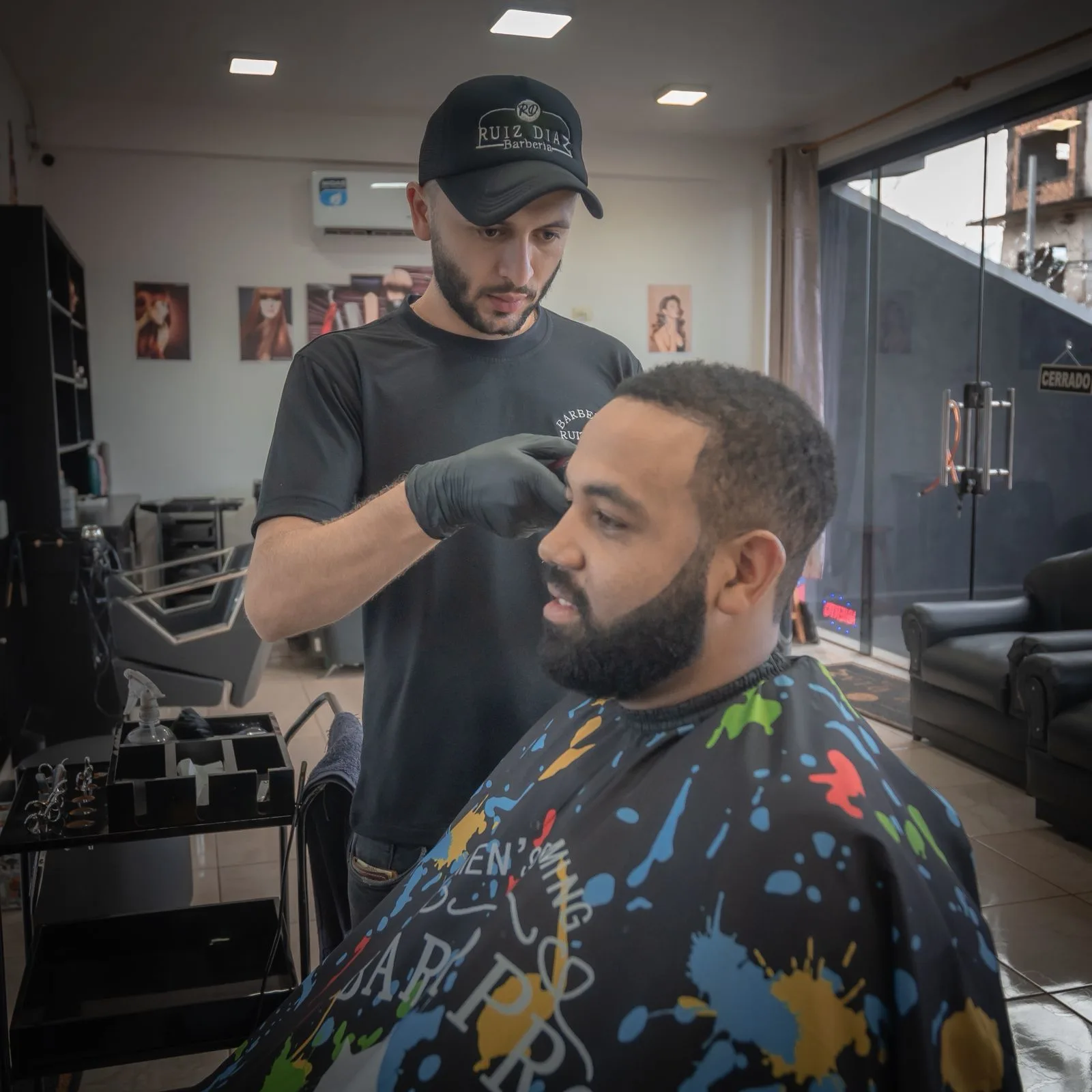 Foto del barbero en acción dentro de la barbería Ruiz Díaz